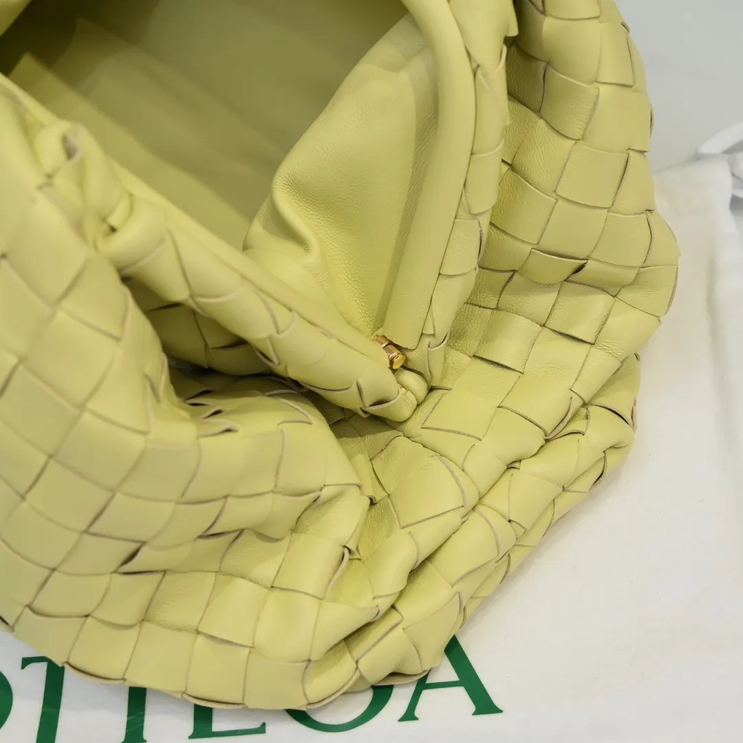 🔥🔥The counterattack of the popular Bottega Veneta started with this series of cloud bags, which went viral in the fashion circle and started a craze! Out of stock, out of stock, out of stock... One piece is hard to find, super hard to buy, regardless of age, season, or occasion. Very classy. Really, if you carry this on the road, it will turn heads! This is also the reason why this series is so expensive. Large size: 38*20*8.5cm [Big clouds and large grid weaving]
